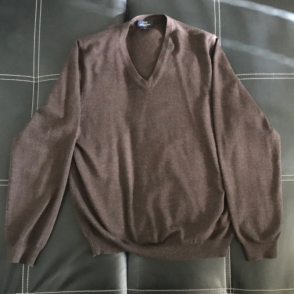 346 Brooks Brothers V Neck Sweater. Size: M